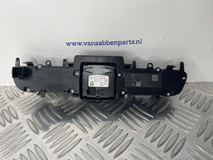 On-board computer controller from a Mercedes-Benz E (W213) E-220d 2.0 Turbo 16V 2017