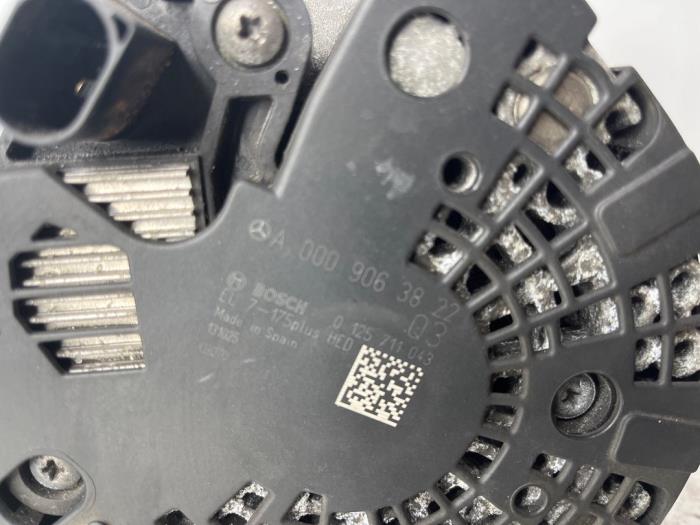 Dynamo van een Mercedes-Benz A (W176) 1.5 A-180 CDI, A-180d 16V 2016