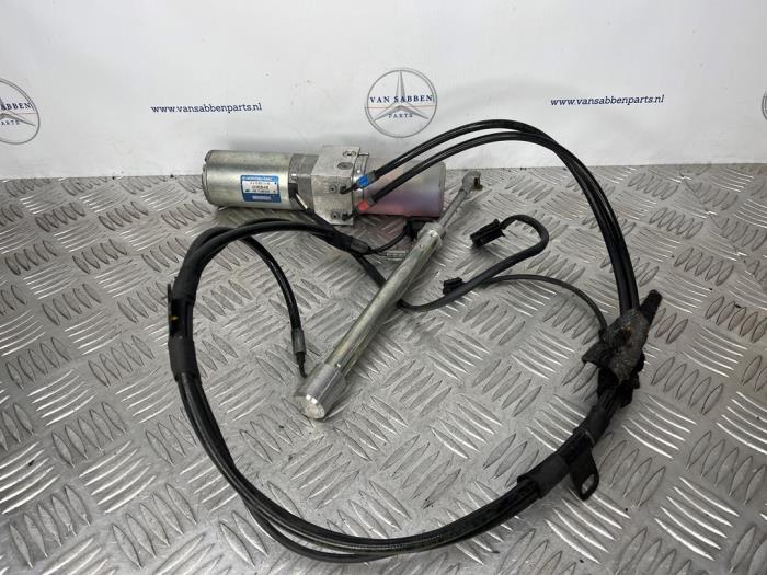 Begagnade Hydraulpump Mercedes CL (216) 6.2 CL-63 AMG V8 Pris € 250,00 Marginaltabell erbjuds av van Sabben Parts