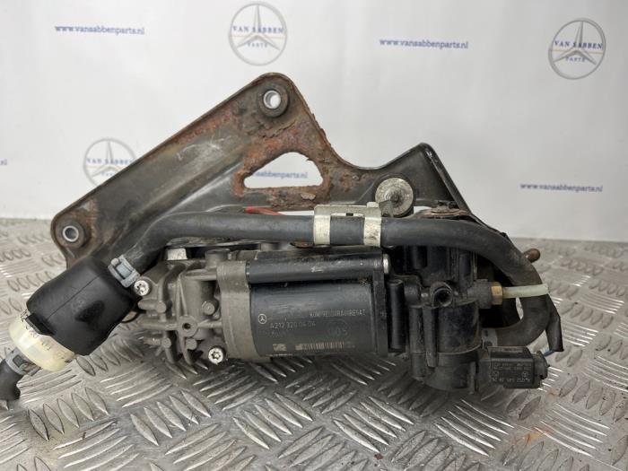 Begagnade Luftpump (fjädring) Mercedes E (W212) E-220 CDI 16V BlueEfficiency Pris € 225,00 Marginaltabell erbjuds av van Sabben Parts