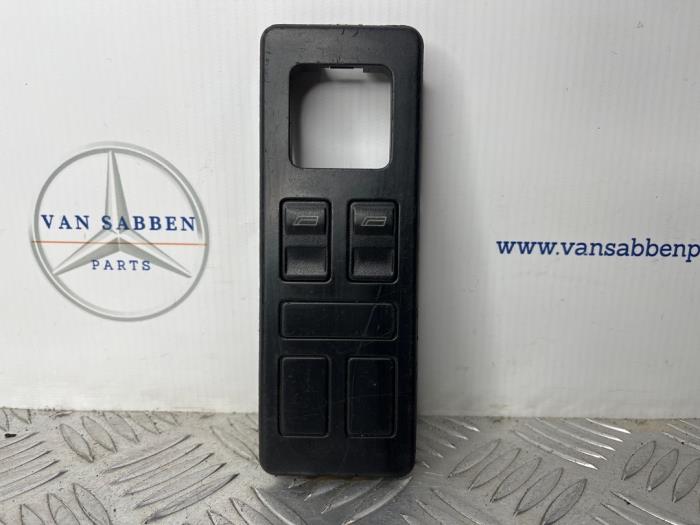 Usados Interruptor de ventanilla eléctrica Mercedes Vito (638.0) 2.0 113 16V Precio € 48,40 IVA incluido ofrecido por van Sabben Parts