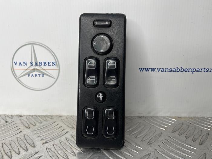 Usados Interruptor de ventanilla eléctrica Mercedes Vito (638.1/2) 2.2 CDI 108 16V Precio € 24,20 IVA incluido ofrecido por van Sabben Parts