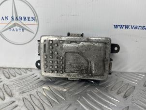 Usagé Régulateur de tension Mercedes CLS (C218) 250 CDI BlueEfficiency,BlueTEC, 250 d Prix € 30,00 Règlement à la marge proposé par van Sabben Parts