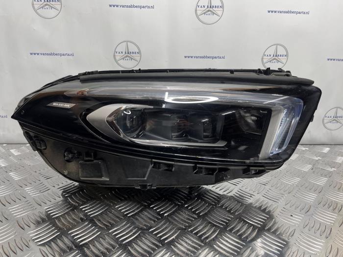 Używane Reflektor prawy Mercedes A (177.0) 1.3 A-200 Turbo 16V Cena € 847,00 Z VAT oferowane przez van Sabben Parts