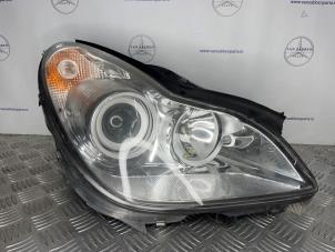 Używane Reflektor prawy Mercedes CLS (C219) 350 CDI 24V Cena € 100,00 Procedura marży oferowane przez van Sabben Parts