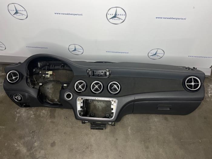 Używane Panel Mercedes GLA (156.9) 1.6 180 16V Cena € 600,00 Procedura marży oferowane przez van Sabben Parts