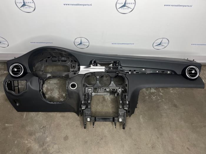 Usados Salpicadero Mercedes C (W205) C-180 1.6 16V Precio € 550,00 Norma de margen ofrecido por van Sabben Parts