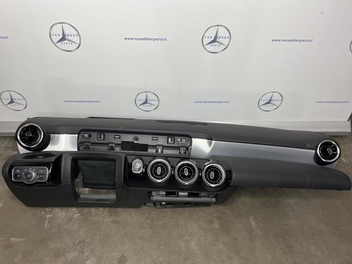 Używane Panel Mercedes A (177.0) 1.3 A-200 Turbo 16V Cena € 650,00 Procedura marży oferowane przez van Sabben Parts