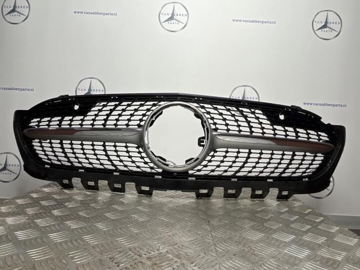 Używane Grill Mercedes A (177.0) 2.0 A-220d 4Matic Cena € 125,00 Procedura marży oferowane przez van Sabben Parts