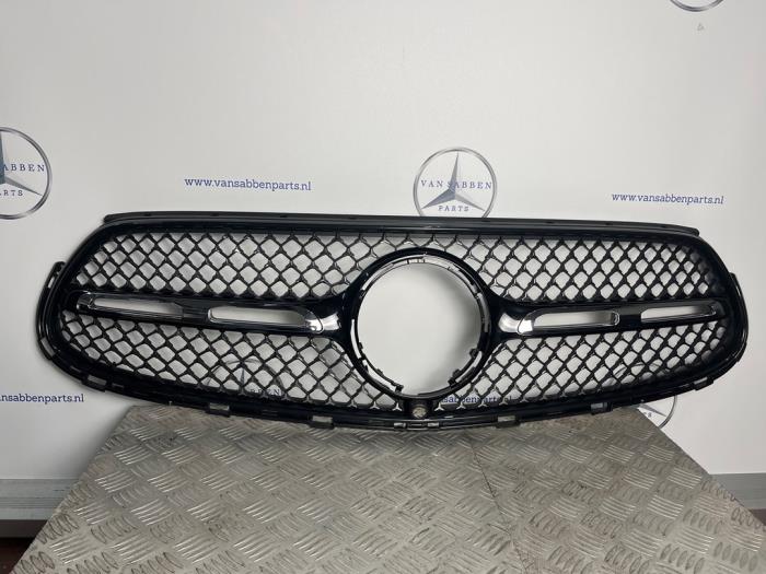 Używane Grill Mercedes GLC (X254) 2.0 200 16V 4-Matic Cena € 150,00 Procedura marży oferowane przez van Sabben Parts