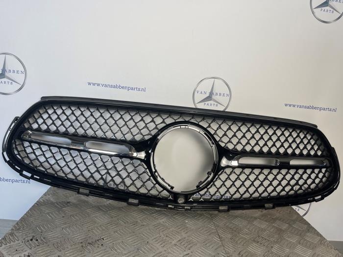 Używane Grill Mercedes GLC (X254) 2.0 200 16V 4-Matic Cena € 150,00 Procedura marży oferowane przez van Sabben Parts