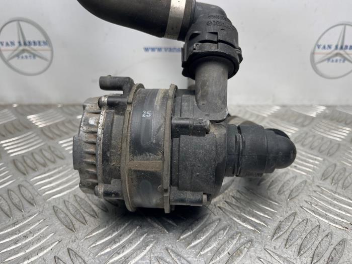 Używane Pompa wodna Mercedes C (W205) C-180d 1.6 Turbo 16V Cena € 30,00 Procedura marży oferowane przez van Sabben Parts