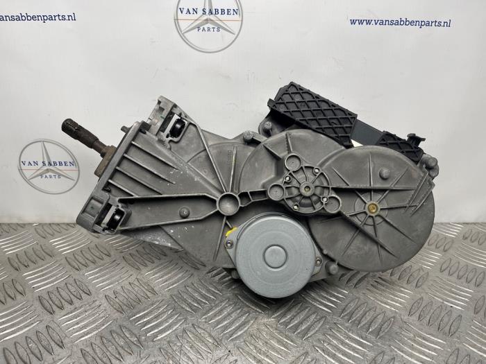Używane Silnik tylnej klapy Mercedes C Estate (S205) C-180 1.6 16V BlueEfficiency Cena € 100,00 Procedura marży oferowane przez van Sabben Parts