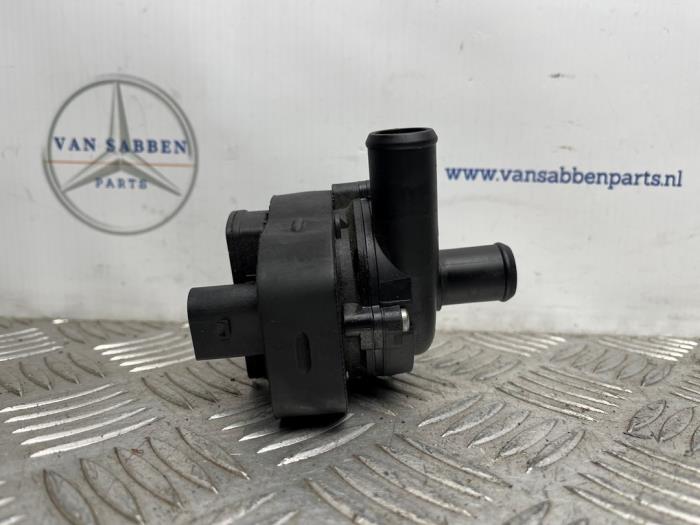 Używane Pompa wodna Mercedes Vito (447.6) 2.0 110 CDI 16V Cena € 24,20 Z VAT oferowane przez van Sabben Parts