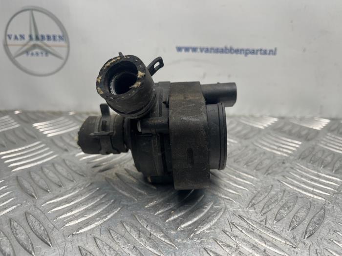 Używane Pompa wodna Mercedes Vito (447.6) 2.0 110 CDI 16V Cena € 24,20 Z VAT oferowane przez van Sabben Parts