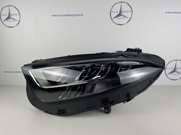Nowe Reflektor lewy Mercedes CLS (C257) 220d 2.0 Turbo 16V Cena € 1.028,50 Z VAT oferowane przez van Sabben Parts