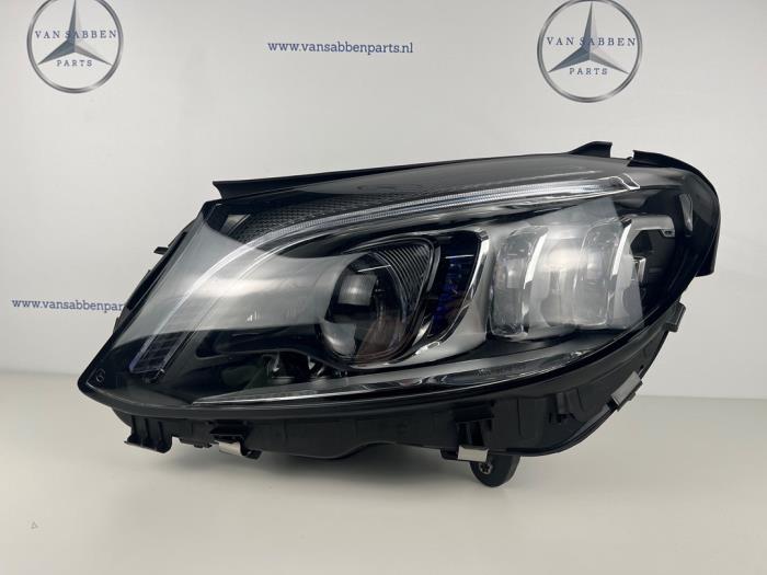 Używane Reflektor lewy Mercedes C (W205) C-180 1.6 16V Cena € 1.100,00 Procedura marży oferowane przez van Sabben Parts
