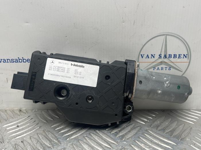 Używane Silnik szyberdachu Mercedes E (W213) E-200d 2.0 Turbo 16V Cena € 75,00 Procedura marży oferowane przez van Sabben Parts