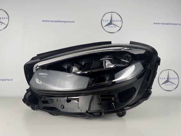 Begagnade Strålkastare, vänster Mercedes E (W213) E-200 2.0 Turbo 16V Pris € 786,50 Inklusive moms erbjuds av van Sabben Parts