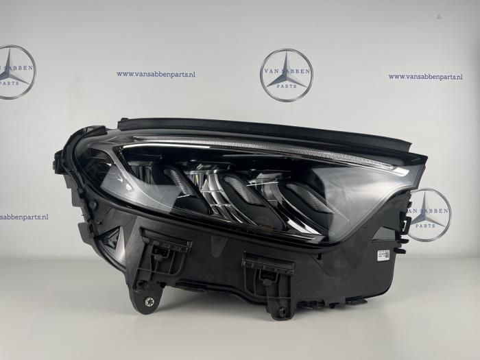 Używane Reflektor prawy Mercedes GLC (X254) 2.0 300 16V 4-Matic Cena € 786,50 Z VAT oferowane przez van Sabben Parts