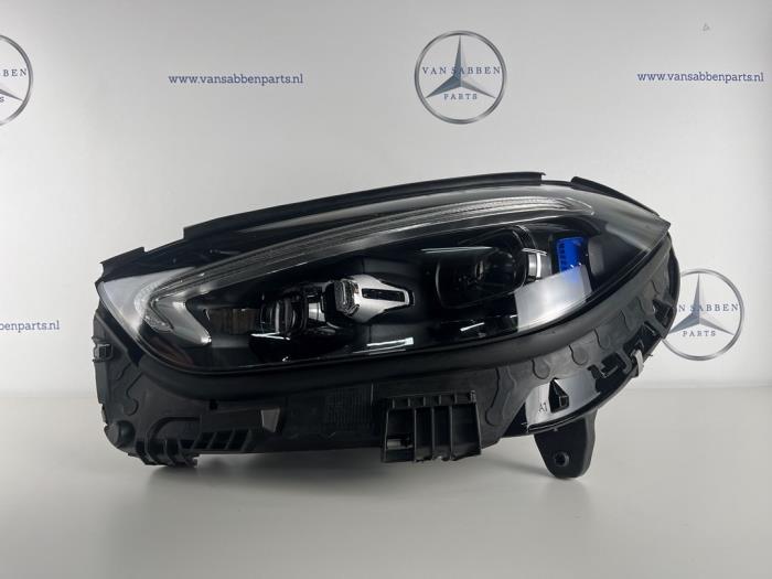 Używane Reflektor lewy Mercedes C (W206) C-220d 2.0 Turbo 16V Cena € 968,00 Z VAT oferowane przez van Sabben Parts