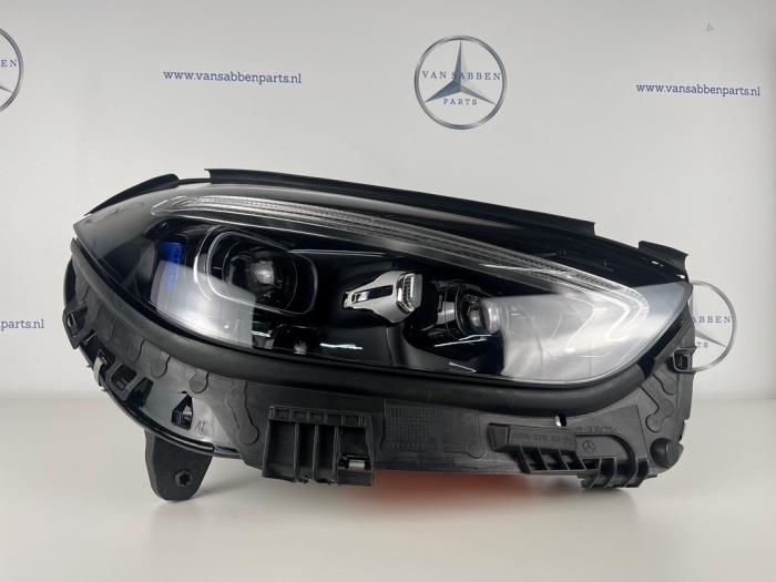 Używane Reflektor prawy Mercedes C (W206) C-220d 2.0 Turbo 16V Cena € 968,00 Z VAT oferowane przez van Sabben Parts