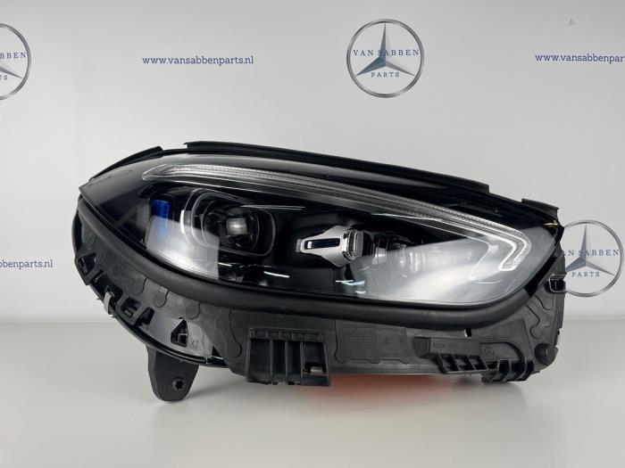 Używane Reflektor prawy Mercedes C (W206) C-300 2.0 EQ Boost Turbo 4-Matic Cena € 968,00 Z VAT oferowane przez van Sabben Parts