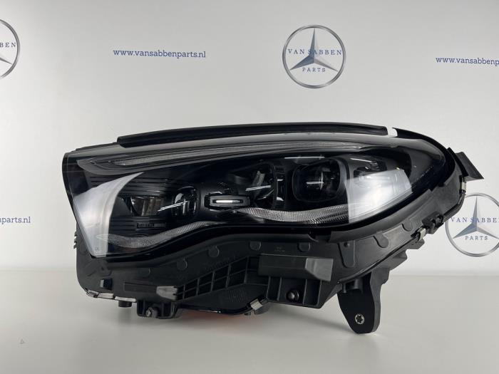 Używane Reflektor lewy Mercedes E (W214) E-200 2.0 Turbo 16V 4-Matic Cena € 1.331,00 Z VAT oferowane przez van Sabben Parts