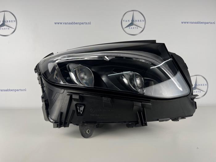 Używane Reflektor prawy Mercedes GLC (X253) 2.0 250 16V 4-Matic Cena € 907,50 Z VAT oferowane przez van Sabben Parts