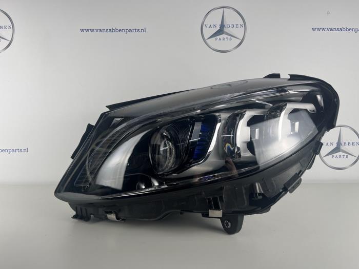 Używane Reflektor lewy Mercedes C (W205) C-180 1.6 16V Cena € 1.028,50 Z VAT oferowane przez van Sabben Parts