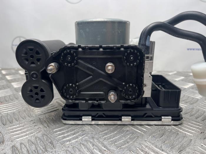 Luftpump (fjädring) från en Mercedes-Benz GLC (X254) 2.0 200 16V 4-Matic 2024