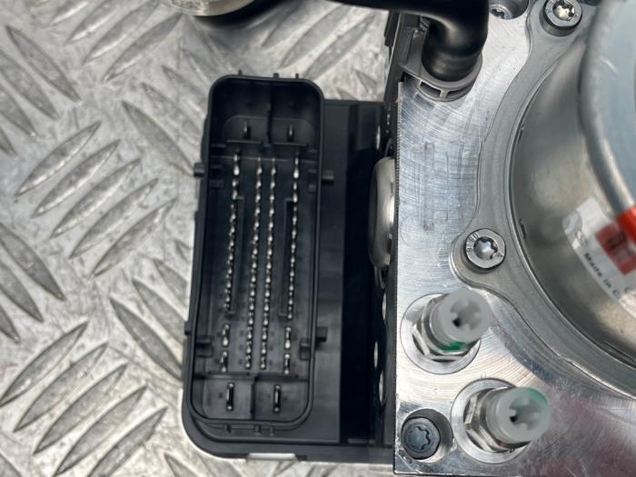 Luftpump (fjädring) från en Mercedes-Benz GLC (X254) 2.0 200 16V 4-Matic 2024