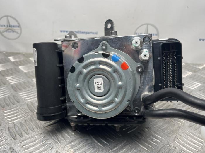Luftpump (fjädring) från en Mercedes-Benz GLC (X254) 2.0 200 16V 4-Matic 2024