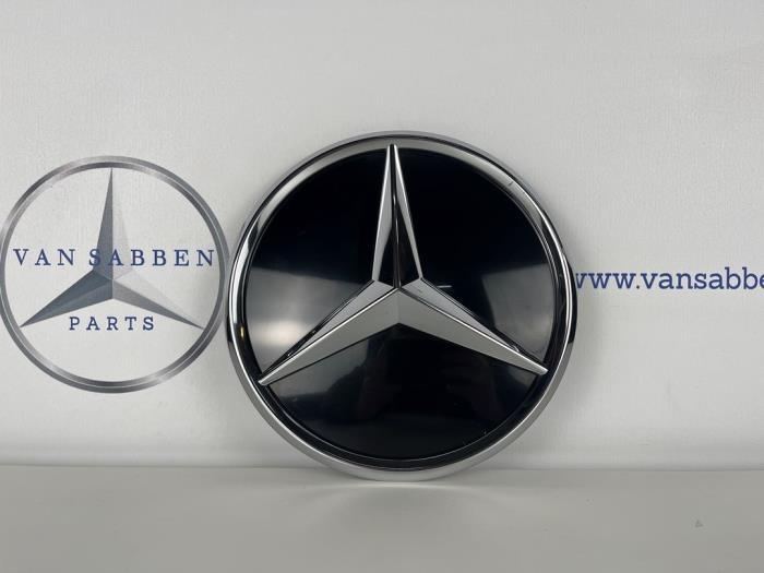 Używane Emblemat Mercedes C (W206) C-200 2.0 EQ Boost 4-Matic Cena € 100,00 Procedura marży oferowane przez van Sabben Parts