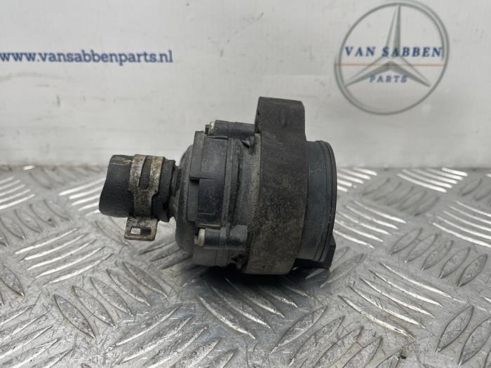 Begagnade Extra vattenpump Mercedes E (W213) E-220d 2.0 Turbo 16V Pris € 25,00 Marginaltabell erbjuds av van Sabben Parts