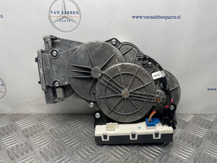 Używane Silnik tylnej klapy Mercedes C Estate (S205) C-180 1.6 16V BlueEfficiency Cena € 100,00 Procedura marży oferowane przez van Sabben Parts