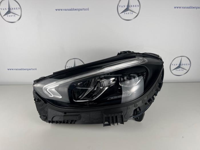 Używane Reflektor lewy Mercedes C (W206) C-200 2.0 EQ Boost Cena € 907,50 Z VAT oferowane przez van Sabben Parts