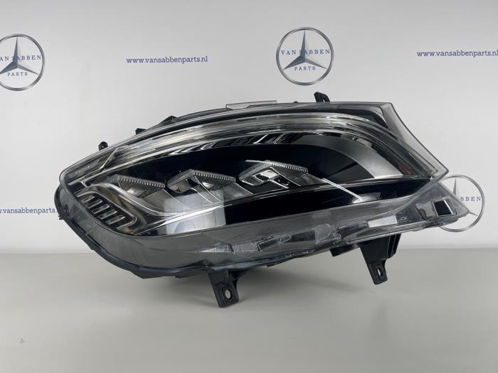 Używane Reflektor prawy Mercedes Sprinter 3,5t (907.6/910.6) 314 CDI 2.0 D RWD Cena € 786,50 Z VAT oferowane przez van Sabben Parts