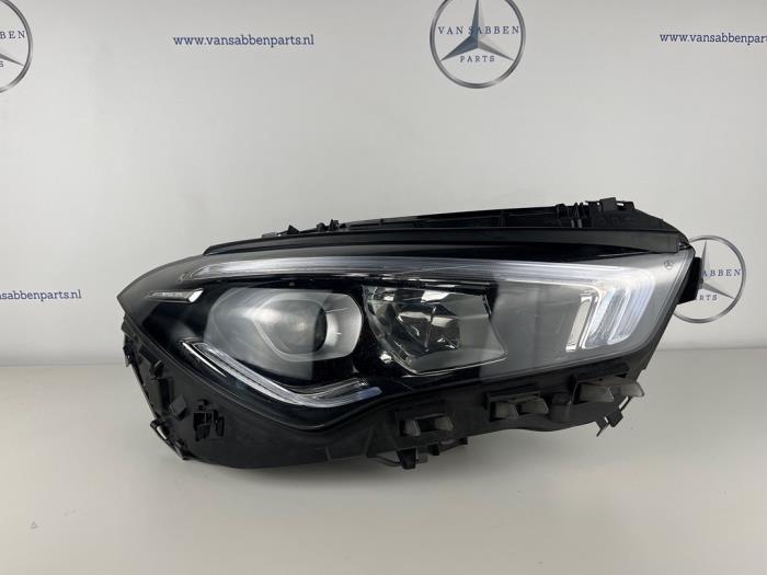 Używane Reflektor prawy Mercedes CLA (118.3) 1.3 CLA-200 Turbo 16V Cena € 600,00 Procedura marży oferowane przez van Sabben Parts