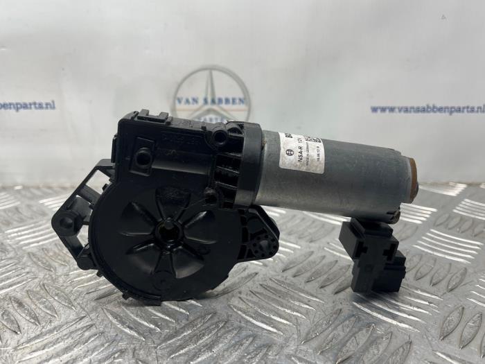 Używane Silnik szyberdachu Mercedes C (W205) C-180 1.6 16V Cena € 35,00 Procedura marży oferowane przez van Sabben Parts