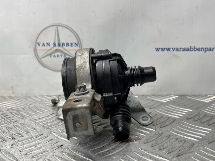 Begagnade Extra vattenpump Mercedes CLA (118.3) 2.0 CLA-220 Turbo 16V Pris € 40,00 Marginaltabell erbjuds av van Sabben Parts