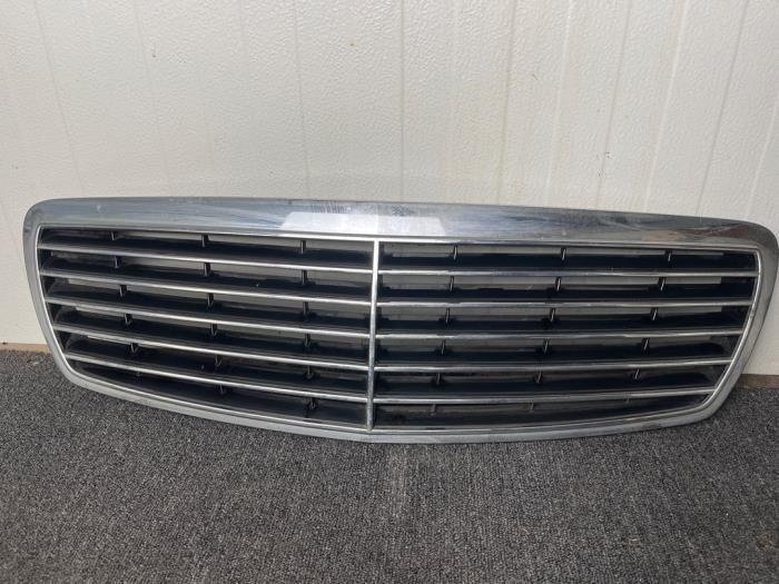 Begagnade Grill Mercedes E (W211) 2.2 E-200 CDI 16V Pris € 60,00 Marginaltabell erbjuds av van Sabben Parts