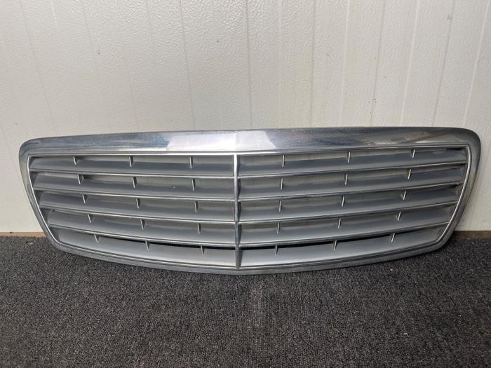 Używane Grill Mercedes E (W211) 2.2 E-220 CDI 16V Cena € 40,00 Procedura marży oferowane przez van Sabben Parts