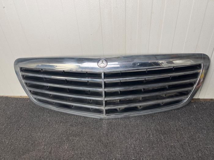 Begagnade Grill Mercedes S (W221) 3.0 S-320 CDI 24V 4-Matic Pris € 125,00 Marginaltabell erbjuds av van Sabben Parts
