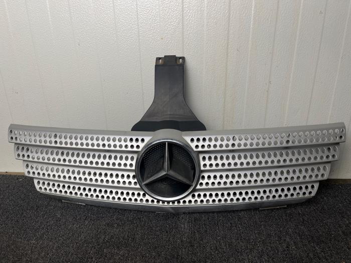 Używane Grill Mercedes C Sportcoupé (C203) 1.8 C-200K 16V Cena € 150,00 Procedura marży oferowane przez van Sabben Parts