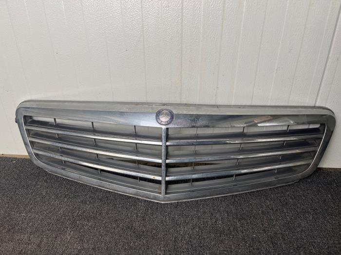Używane Grill Mercedes C (W204) 1.8 C-180 CGI 16V Cena € 75,00 Procedura marży oferowane przez van Sabben Parts