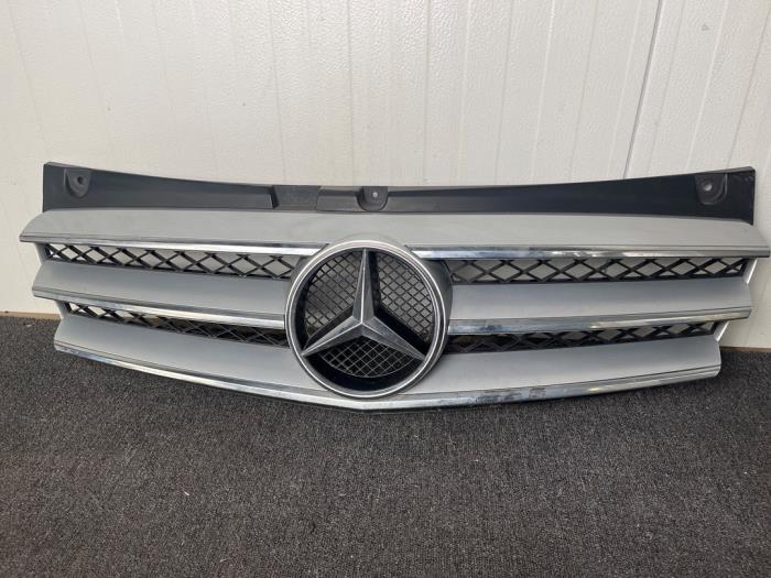 Używane Grill Mercedes Vito (639.6) 2.2 111 CDI 16V Cena € 181,50 Z VAT oferowane przez van Sabben Parts