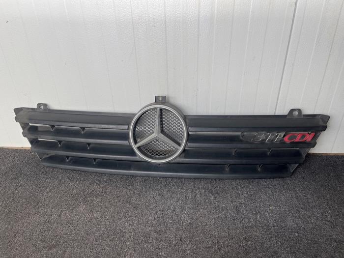 Begagnade Grill Mercedes Sprinter 2t (901/902) 208 CDI 16V Pris € 48,40 Inklusive moms erbjuds av van Sabben Parts