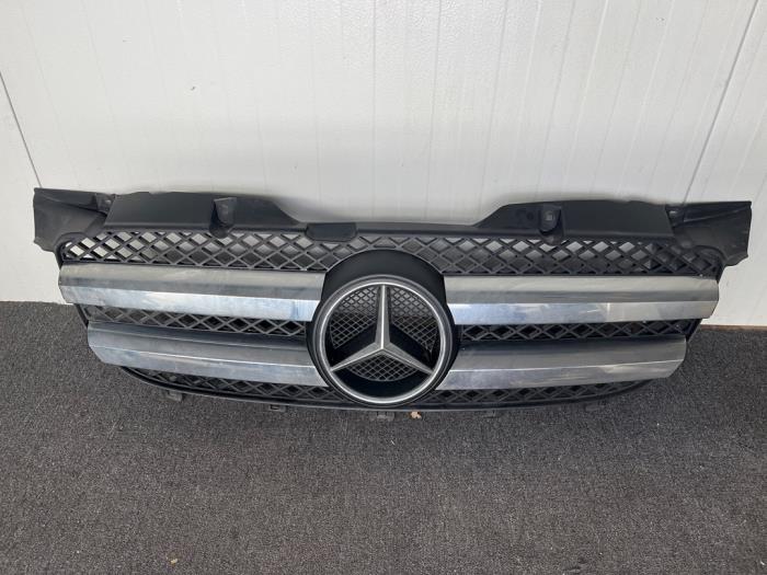 Używane Grill Mercedes Sprinter 3t (906.61) 213 CDI 16V Cena € 30,25 Z VAT oferowane przez van Sabben Parts