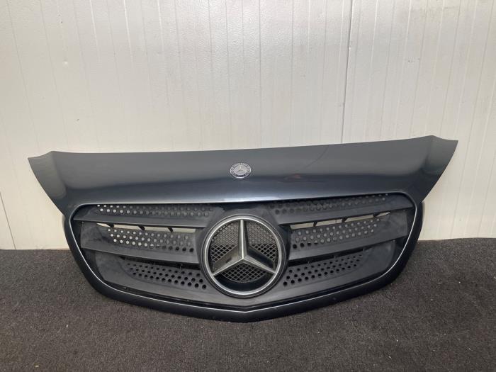 Używane Grill Mercedes Citan (415.6) 1.5 109 CDI Cena € 90,75 Z VAT oferowane przez van Sabben Parts
